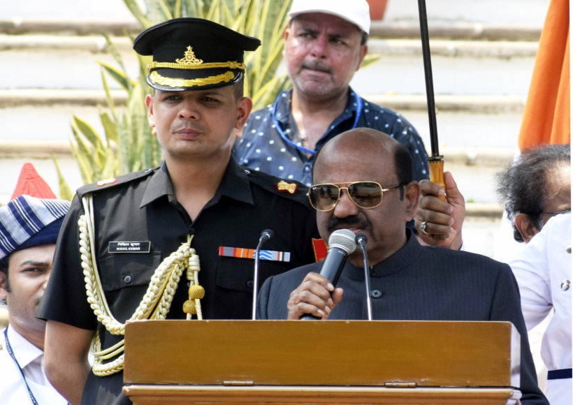 बंगाल के राज्यपाल ने केरल के पेरुम्बवूर में प्रवासी श्रमिक शिविर का किया औचक दौरा