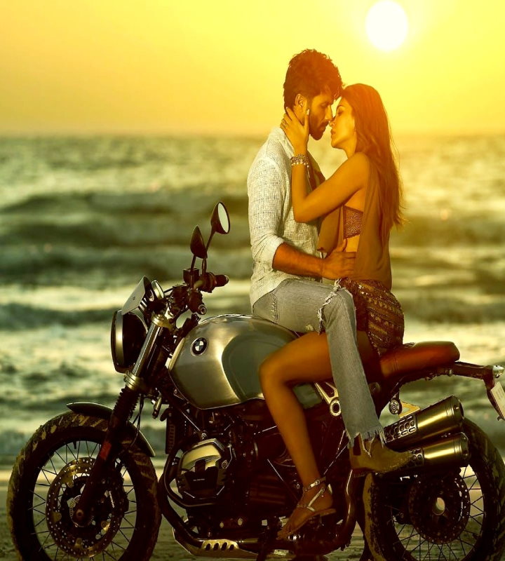 शाहिद और कृति के अनटाइटल फिल्म का पोस्टर हुआ रिलीज