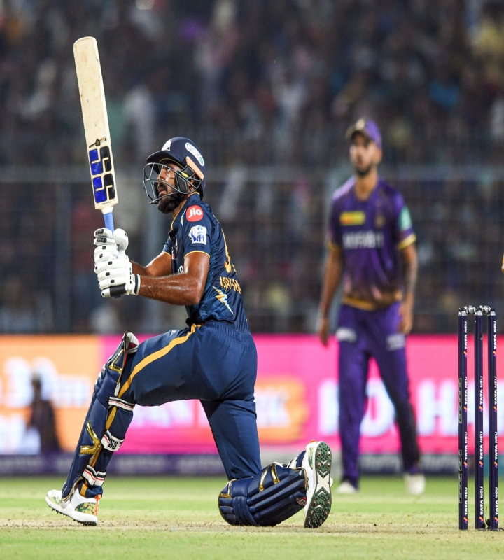 विजय शंकर के तूफानी अर्धशतक से गुजरात चोटी पर