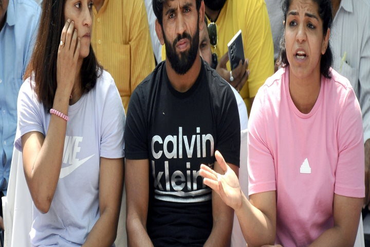 बृजभूषण शरण सिंह के खिलाफ एफआईआर के लिए पहलवानों ने सुप्रीम कोर्ट का दरवाजा खटखटाया
