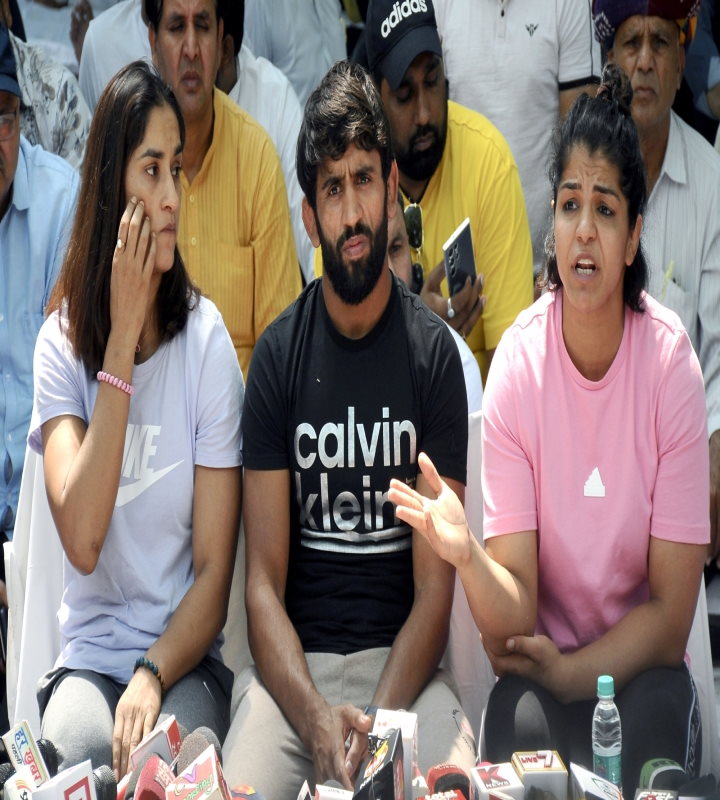 बृजभूषण शरण सिंह के खिलाफ एफआईआर के लिए पहलवानों ने सुप्रीम कोर्ट का दरवाजा खटखटाया