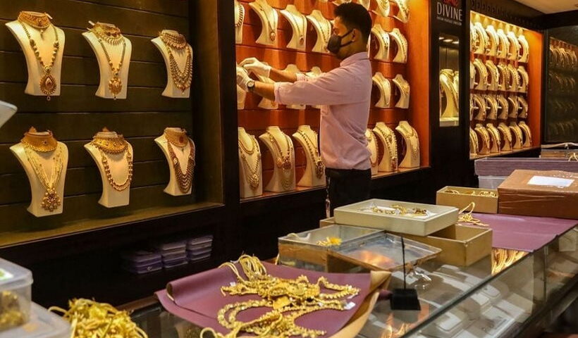 सोना रिकॉर्ड ऊंचाई पर, वित्त वर्ष 24 में 10-15 प्रतिशत रिटर्न देने की उम्मीद