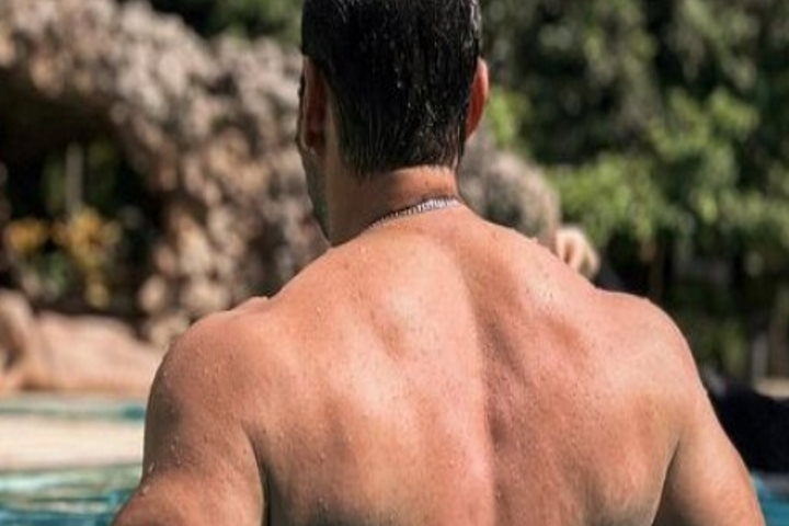 सलमान खान ने फैंस के लिए पूल से अपनी शर्टलेस तस्वीर शेयर की