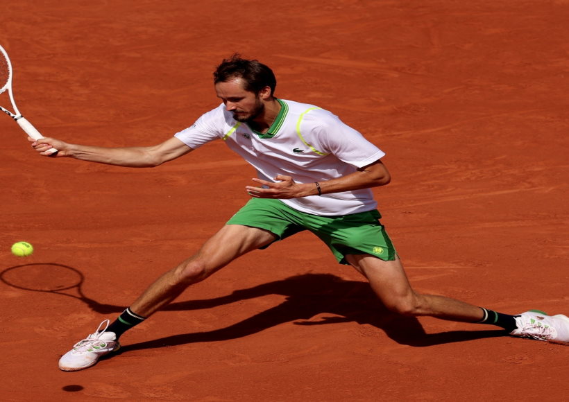 फ्रेंच ओपन में मेदवेदेव की पहले दौर में हार ने नंबर एक की लड़ाई को दिलचस्प बनाया