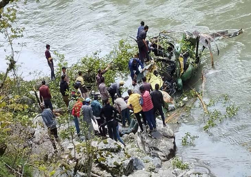 जम्मू-कश्मीर में सेना के हेलिकॉप्टर की इमरजेंसी लैंडिंग, तीन घायल