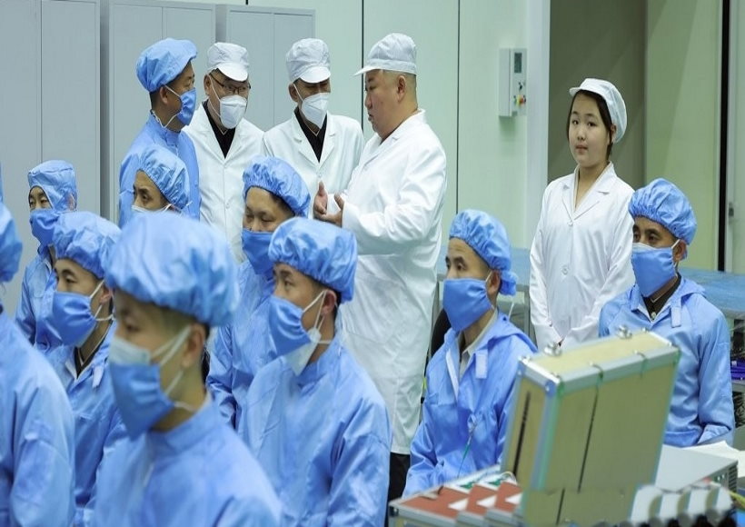 राष्ट्रपति किम जोंग-उन ने सैन्य जासूसी उपग्रह केंद्र का किया निरीक्षण