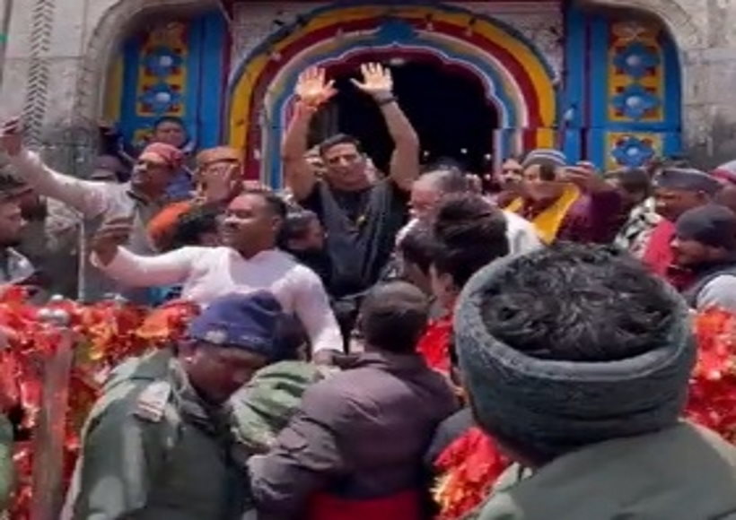 अक्षय कुमार ने केदारनाथ मंदिर में लिया आशीर्वाद, प्रशंसकों का किया अभिवादन