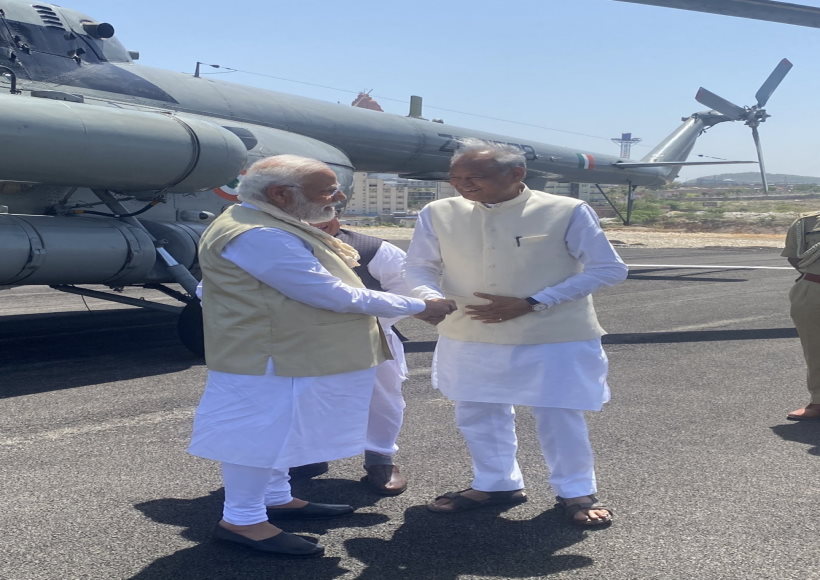 राजस्थान पहुंचे मोदी, श्रीनाथजी मंदिर में की पूजा-अर्चना