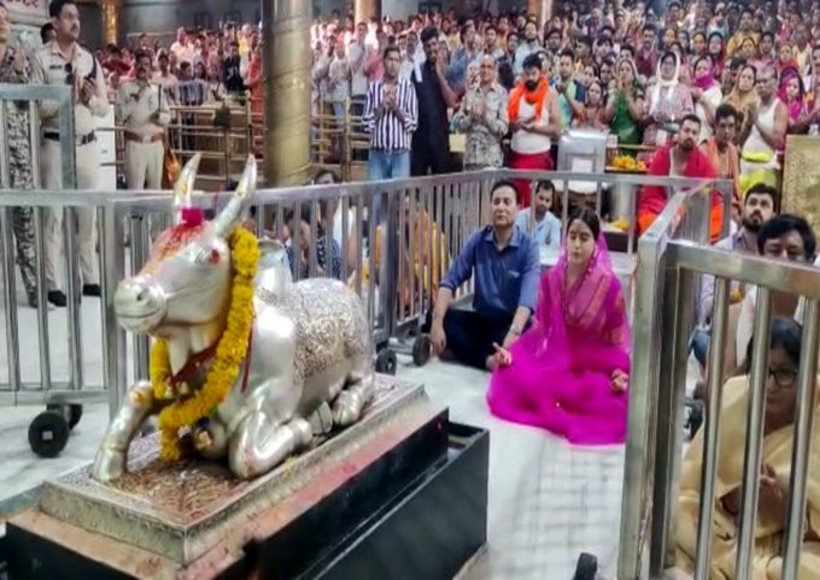 उज्जैन में महाकालेश्वर मंदिर पहुंचीं सारा अली खान