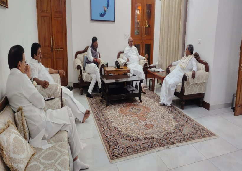 सिद्दारमैया, शिवकुमार एक साथ पहुंचे खड़गे के निवास पर