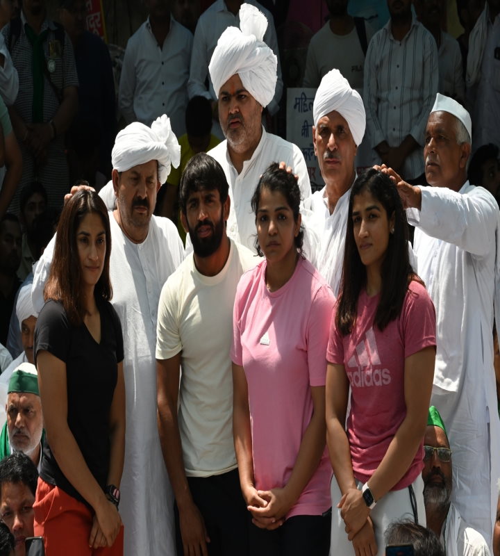 पहलवानों ने अपने मेडल नरेश टिकैत को सौंपे, सरकार को दिए 5 दिन