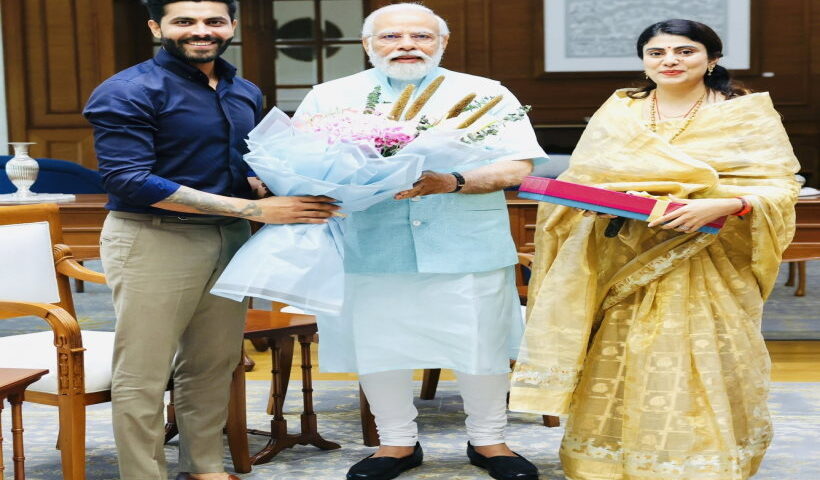 भारतीय क्रिकेटर रवींद्र जडेजा ने पीएम मोदी से की मुलाकात, पत्नी एवं भाजपा विधायक रिवाबा जडेजा भी रहीं साथ