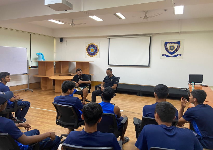 पंत ने अंडर-16 खिलाड़ियों से की बातचीत, बीसीसीआई ने पोस्ट की तस्वीरें