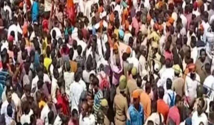 कोल्हापुर में विरोध प्रदर्शन, पुलिस ने किया लाठीचार्ज, छोड़े आंसूगैस के गोले