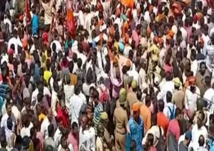 कोल्हापुर में विरोध प्रदर्शन, पुलिस ने किया लाठीचार्ज, छोड़े आंसूगैस के गोले