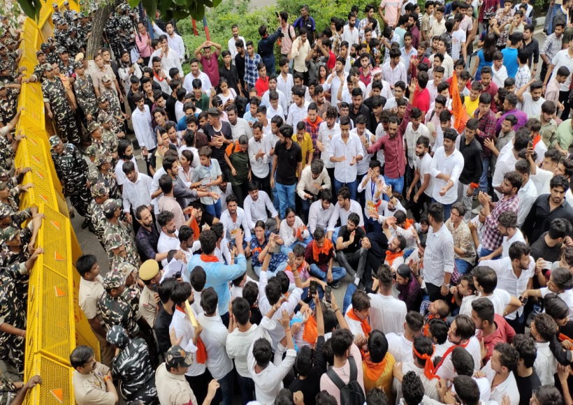 दिल्ली सीएम आवास के बाहर छात्रों का प्रदर्शन, कोचिंग संस्थानों के लिए नियम बनाने की मांग