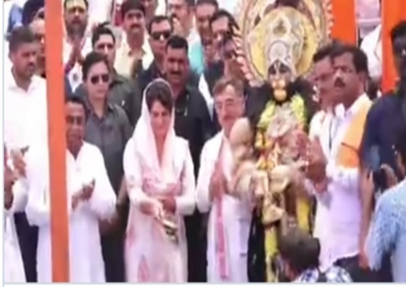 जबलपुर पहुंची प्रियंका वाड्रा ने नर्मदा में की आरती, भाजपा ने कहा चुनावी हिंदू