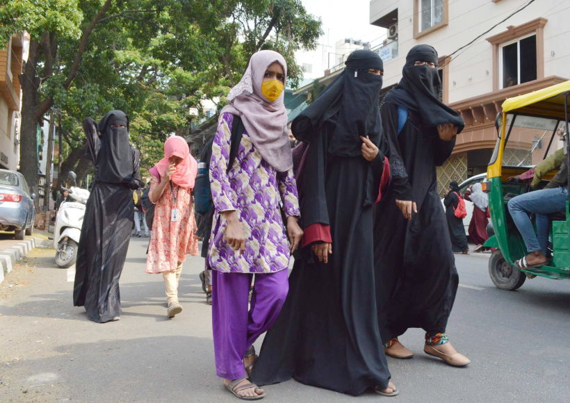 हैदराबाद कॉलेज ने बुर्का पहनी छात्राओं को प्रवेश से किया मना