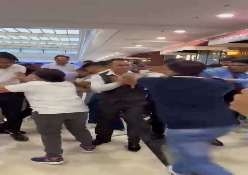 नोएडा में स्पेक्ट्रम मॉल के ड्यूटी फ्री रेस्टोरेंट में सर्विस टैक्स को लेकर हुई जमकर मारपीट