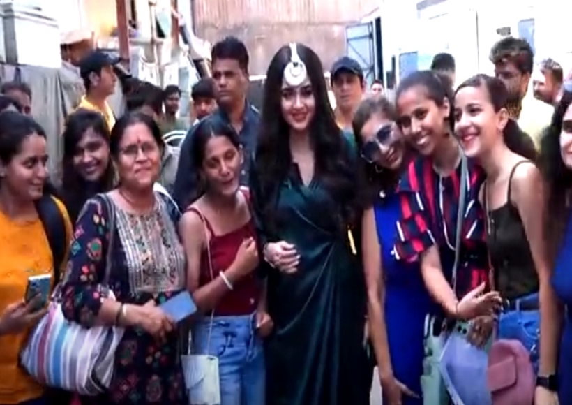 तेजस्वी प्रकाश ने 'नागिन' के सेट पर सेलिब्रेट की प्री-बर्थडे पार्टी