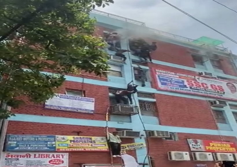 दिल्ली हाईकोर्ट ने मुखर्जी नगर अग्निकांड में लिया स्वत: संज्ञान, पुलिस, फायर सर्विस को नोटिस