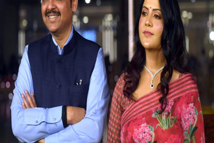 अमृता फडणवीस ने जबरन वसूली करने वाले बुकी, फैशनिस्टा की मदद की पेशकश की : चार्जशीट