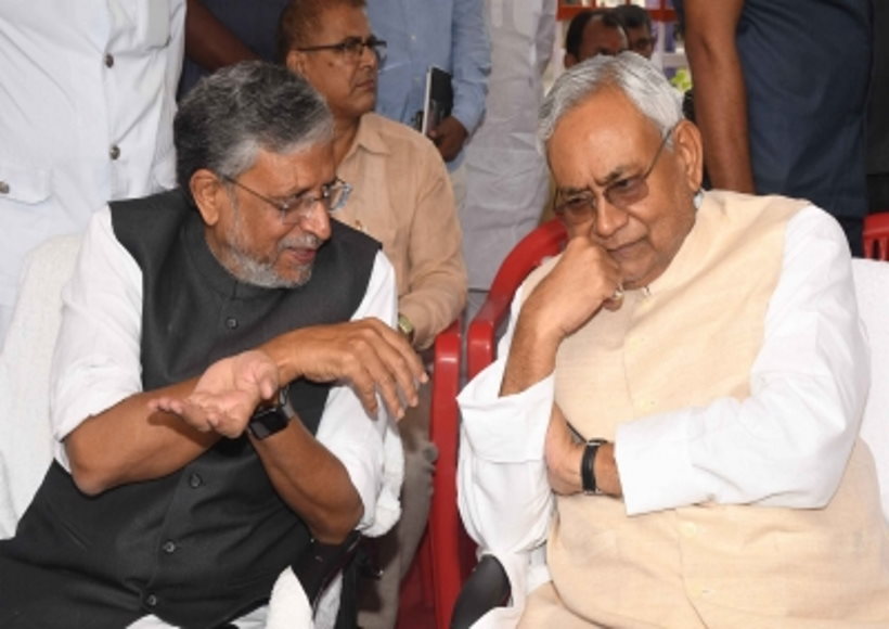 पटना : नीतीश कुमार के राज्यपाल से मिलने के बाद सुशील मोदी भी पहुंचे राजभवन