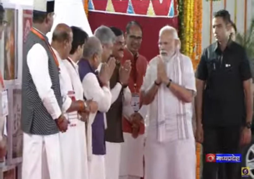 पीएम मोदी भोपाल पहुंचे, हवाई अड्डे पर जोरदार स्वागत