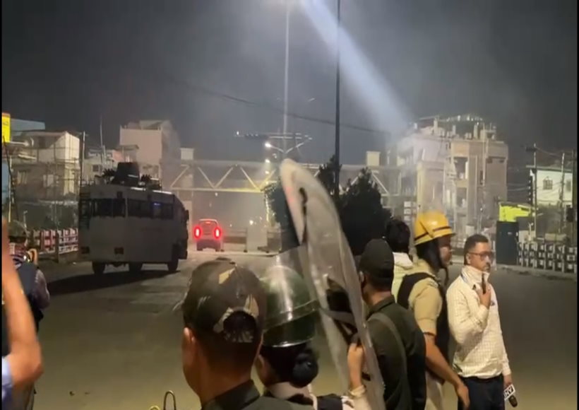 मणिपुर : मुख्यमंत्री के बंगले के पास शव के साथ पहुंची भीड़ देख पुलिस ने हवा में चलाईं गोलियां, आंसूगैस का इस्तेमाल किया