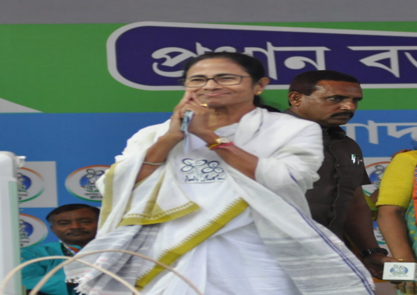 ममता बनर्जी के हेलीकॉप्टर की इमरजेंसी लैंडिंग