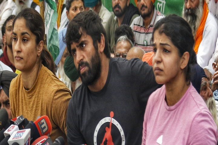 पहलवानों ने रेलवे की ड्यूटी ज्वाइन की, साक्षी ने प्रदर्शन से हटने की खबरों का खंडन किया