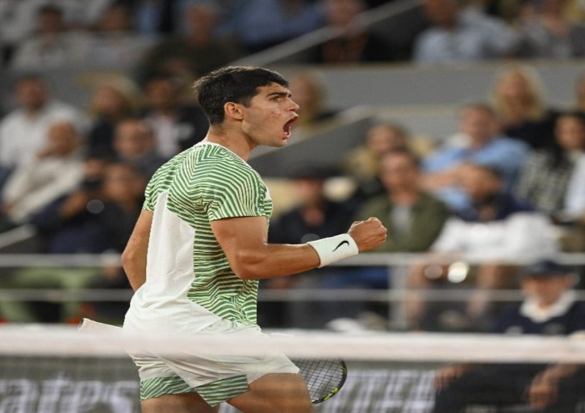 अल्काराज के मास्टरक्लास ने सितसिपास को अभिभूत किया, सेमीफाइनल में जोकोविच से भिड़ेंगे