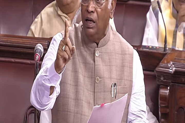 विपक्ष ने कहा- 'मणिपुर जल रहा है', सरकार चर्चा को तैयार, हंगामे के बाद संसद शुक्रवार 11 बजे तक स्थगित