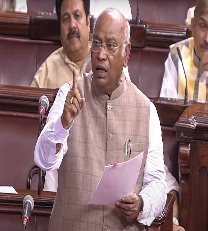 विपक्ष ने कहा- 'मणिपुर जल रहा है', सरकार चर्चा को तैयार, हंगामे के बाद संसद शुक्रवार 11 बजे तक स्थगित