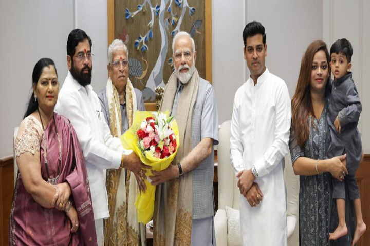 महाराष्ट्र सीएम शिंदे ने परिवार समेत प्रधानमंत्री नरेंद्र मोदी से की मुलाकात