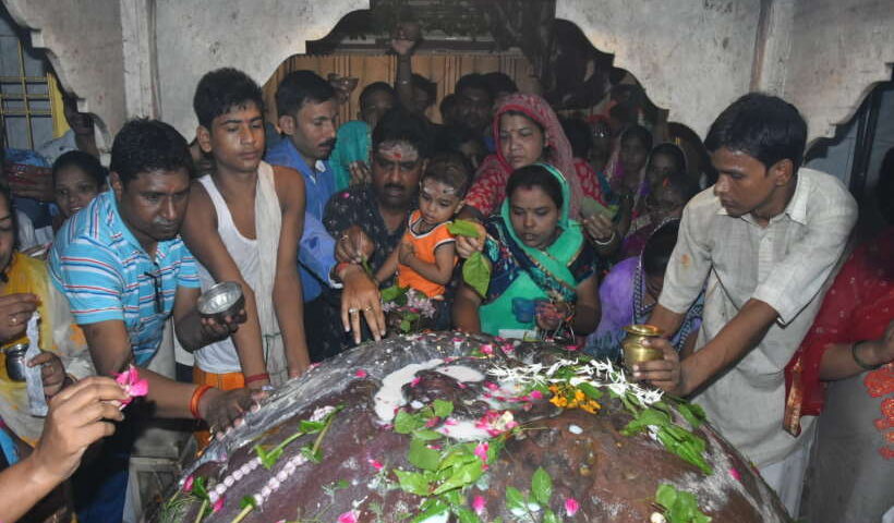 सावन के पहले सोमवार में उमड़ा रेला, काशी में हुई पुष्प वर्षा