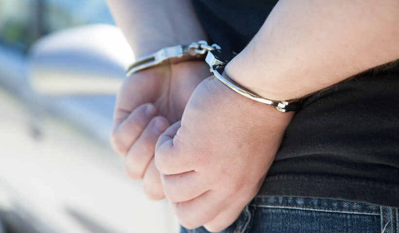 HANDCUFF.