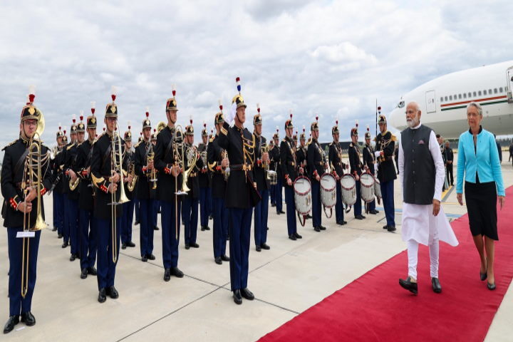 पीएम मोदी 2 दिनी दौरे पर पेरिस पहुंचे, फ्रांसीसी समकक्ष ने किया स्वागत