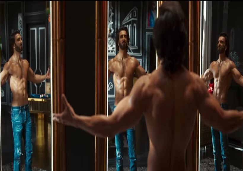 रणवीर सिंह उर्फ 'रॉकी' ने फ्लॉन्ट की टोन्ड बॉडी, सिक्स-पैक एब्स को देख आश्चर्यचकित हुए फैंस