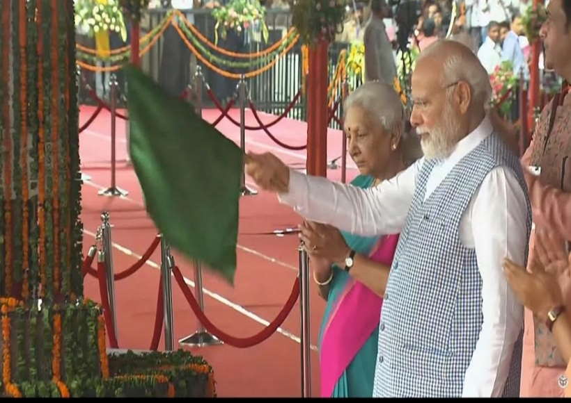 गोरखपुर : वंदे भारत ट्रेन को पीएम मोदी ने दिखाई हरी झंडी, बच्चों से की बातचीत