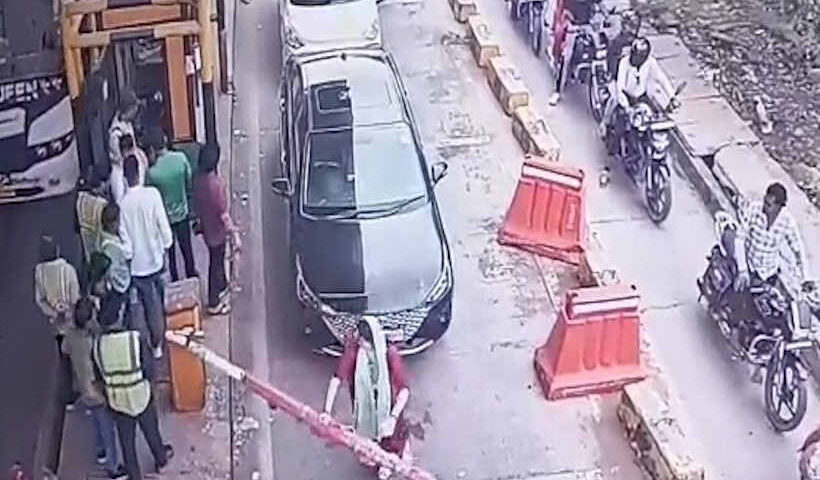 greater noida toll booth fight video