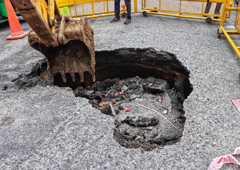 दिल्ली के शेरशाह रोड पर सड़क धंसी, यातायात प्रभावित