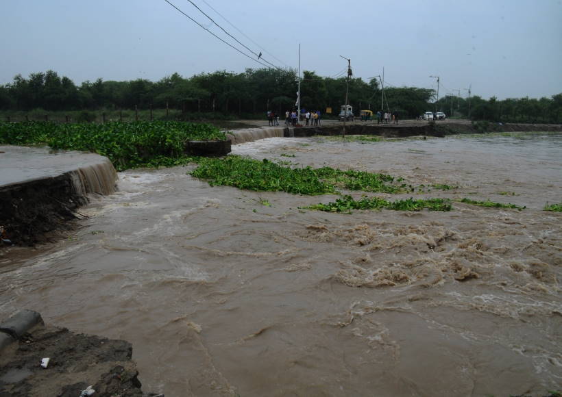 दिल्‍ली में यमुना खतरे के निशान से दो मीटर ऊपर