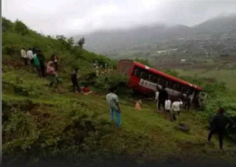 महाराष्‍ट्र में खाई में गिरी बस, 18 लोग घायल