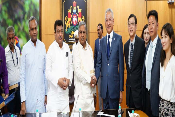 सीएम सिद्धारमैया ने बेंगलुरु में फॉक्सकॉन की सहायक कंपनी के सीईओ से बातचीत की