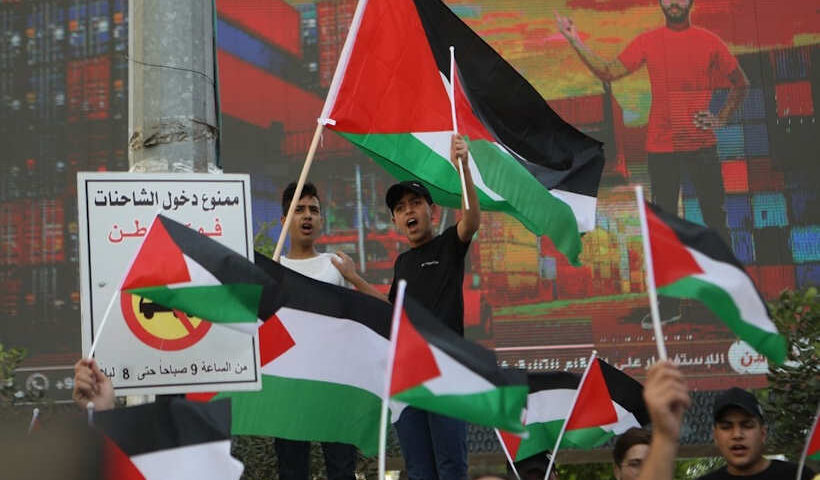 Palestinian people protest
