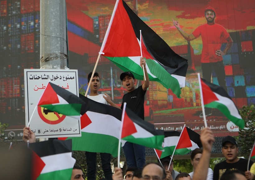 Palestinian people protest