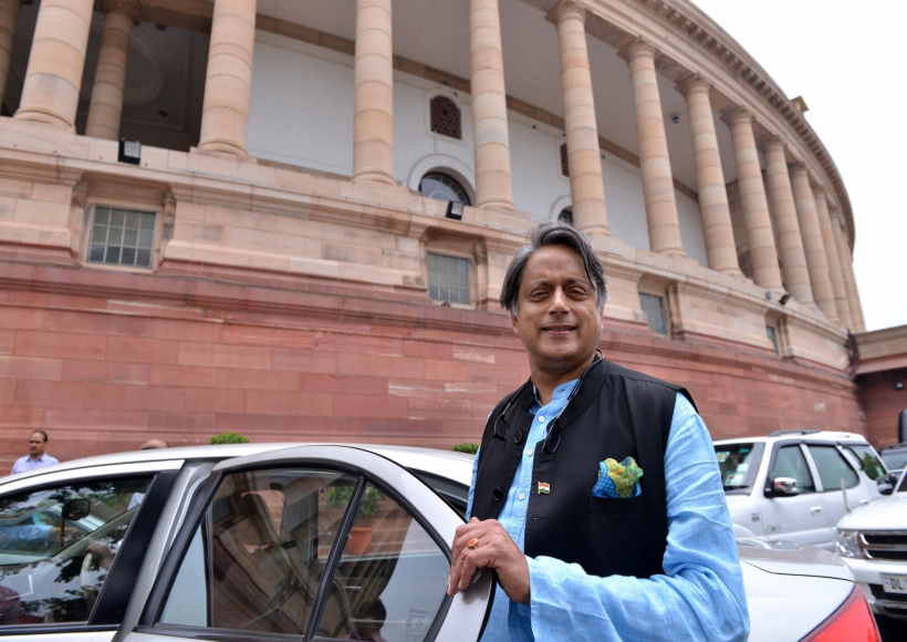 शशि थरूर ने संसद के अंदर मणिपुर पर पीएम से जवाब मांगा