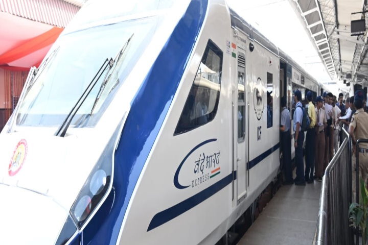 पीएम मोदी गोरखपुर को देंगे वंदे भारत का भव्य उपहार