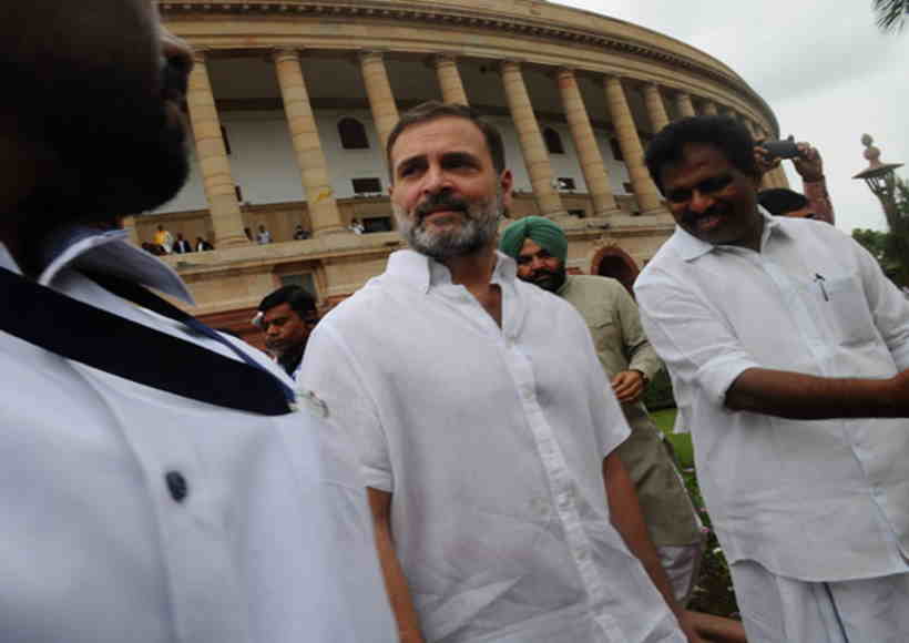 सांसदी बहाल होने के बाद लोक सभा पहुंचे राहुल गांधी, हंगामे के कारण कार्यवाही 2 बजे तक स्थगित